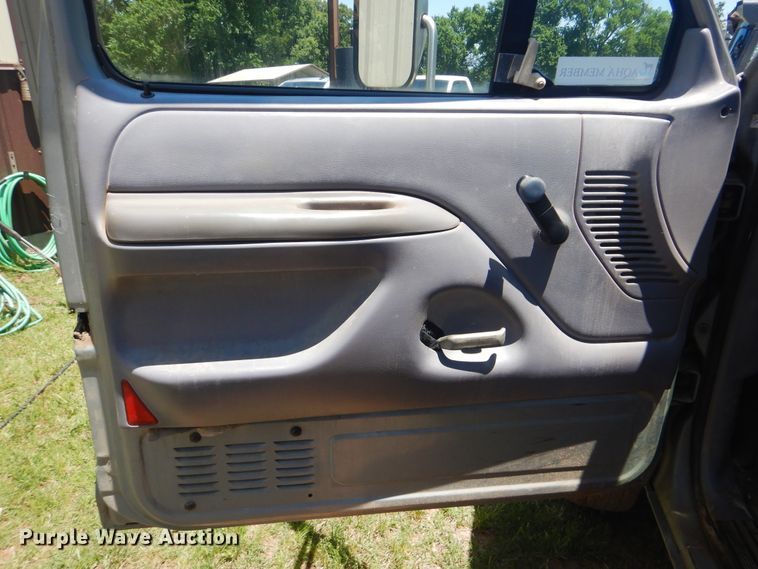 image for item GY9902 1994 Ford F350 XL  pickup truck cab and chassis