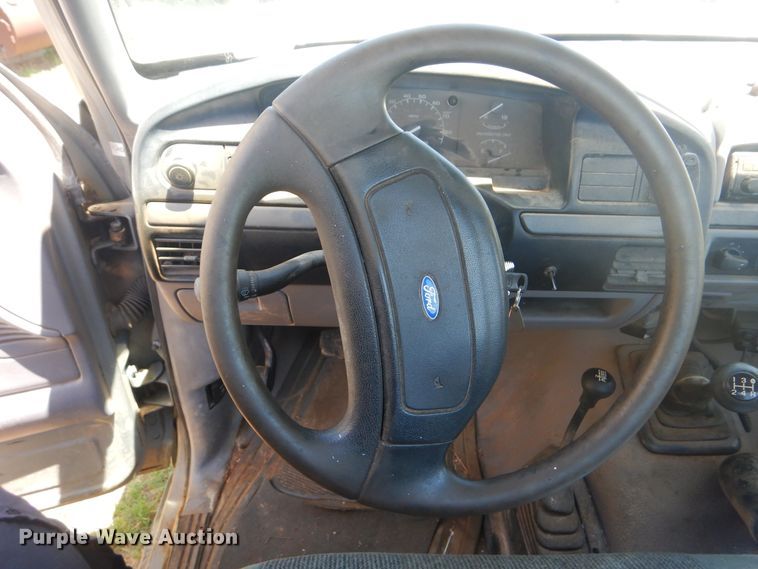 image for item GY9902 1994 Ford F350 XL  pickup truck cab and chassis