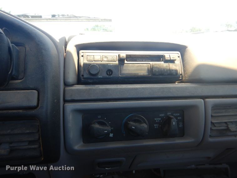 image for item GY9902 1994 Ford F350 XL  pickup truck cab and chassis