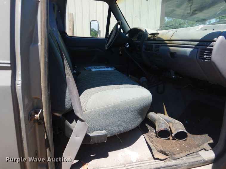 image for item GY9902 1994 Ford F350 XL  pickup truck cab and chassis