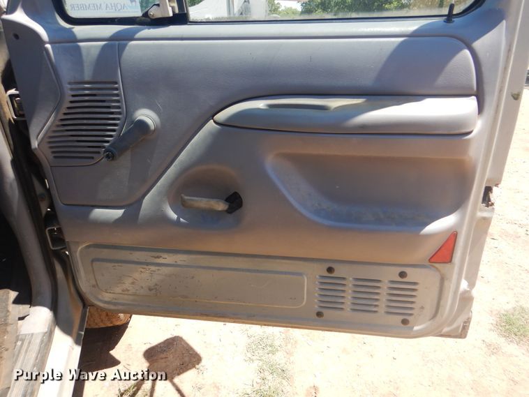 image for item GY9902 1994 Ford F350 XL  pickup truck cab and chassis