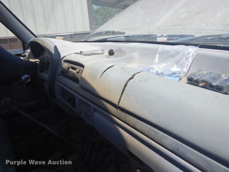 image for item GY9902 1994 Ford F350 XL  pickup truck cab and chassis