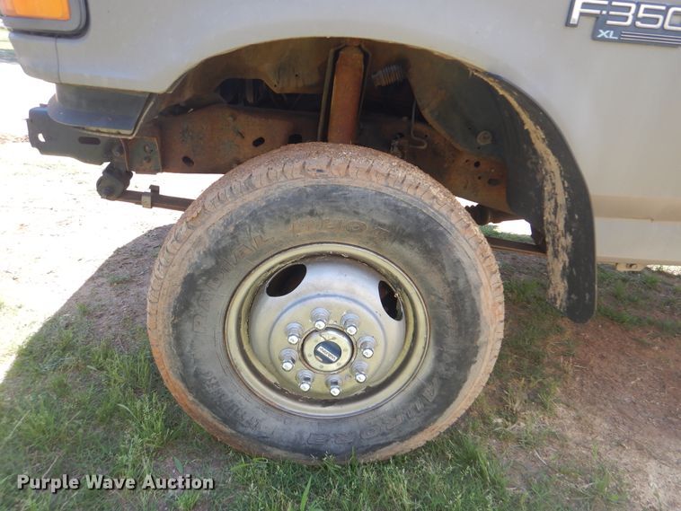 image for item GY9902 1994 Ford F350 XL  pickup truck cab and chassis