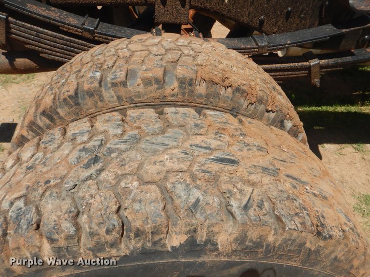 image for item GY9902 1994 Ford F350 XL  pickup truck cab and chassis