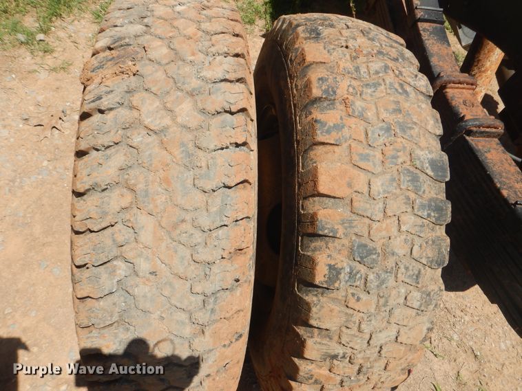 image for item GY9902 1994 Ford F350 XL  pickup truck cab and chassis