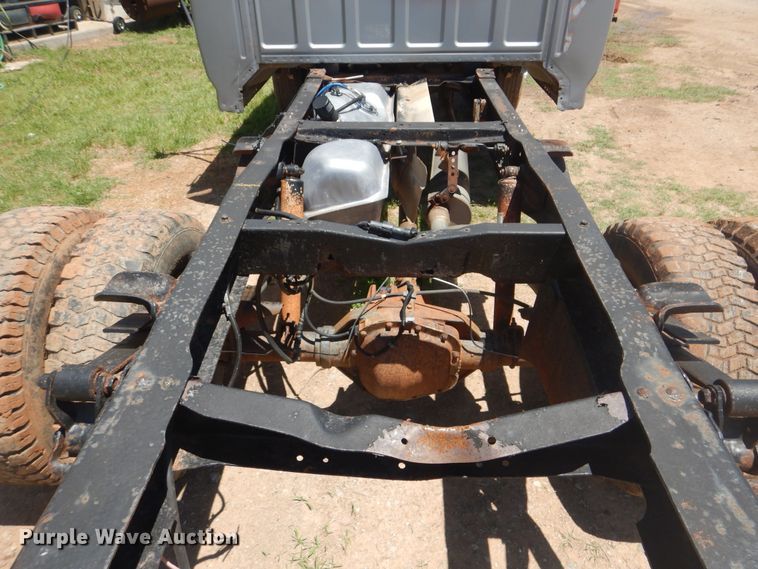 image for item GY9902 1994 Ford F350 XL  pickup truck cab and chassis