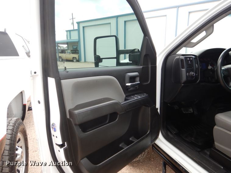 image for item HC9034 2017 Chevrolet Silverado 3500HD  Crew Cab pickup truck