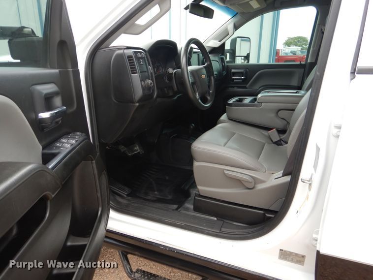 image for item HC9034 2017 Chevrolet Silverado 3500HD  Crew Cab pickup truck