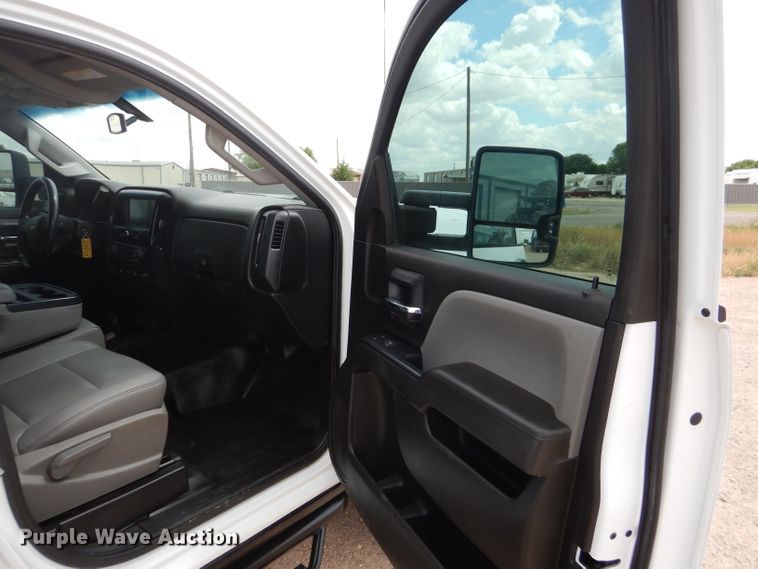 image for item HC9034 2017 Chevrolet Silverado 3500HD  Crew Cab pickup truck