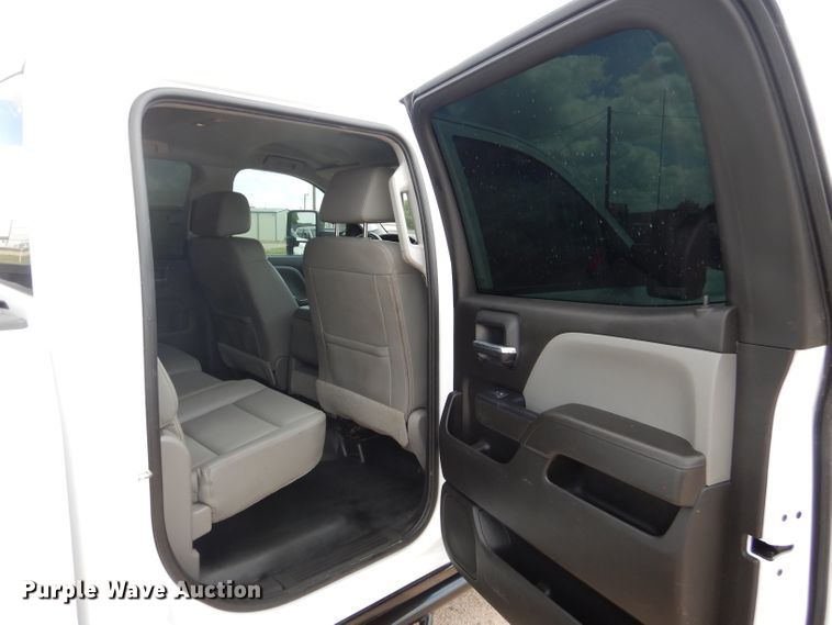 image for item HC9034 2017 Chevrolet Silverado 3500HD  Crew Cab pickup truck