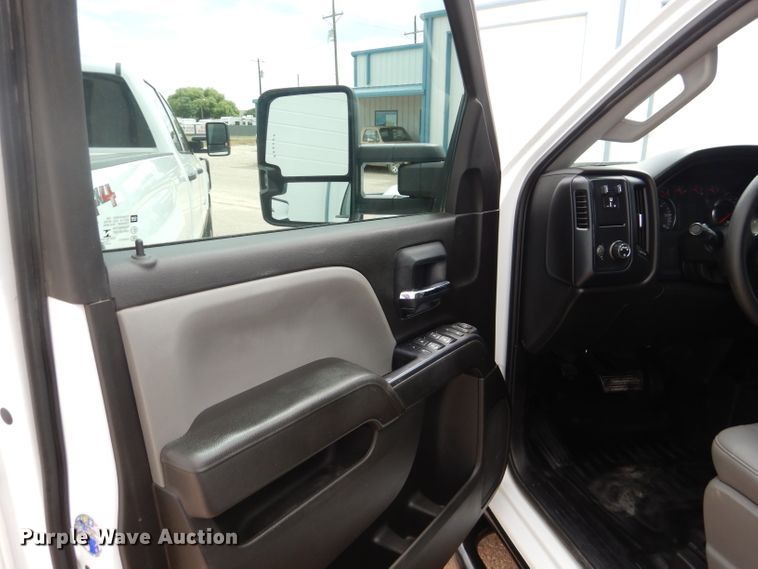 image for item HC9035 2018 Chevrolet Silverado 3500HD  Crew Cab pickup truck