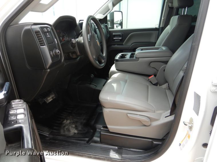 image for item HC9035 2018 Chevrolet Silverado 3500HD  Crew Cab pickup truck