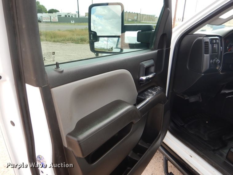 image for item HC9037 2017 Chevrolet Silverado 3500HD  Crew Cab pickup truck