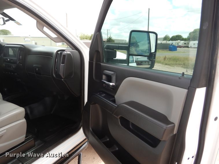 image for item HC9037 2017 Chevrolet Silverado 3500HD  Crew Cab pickup truck