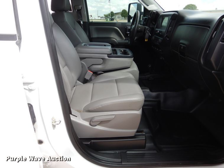 image for item HC9037 2017 Chevrolet Silverado 3500HD  Crew Cab pickup truck