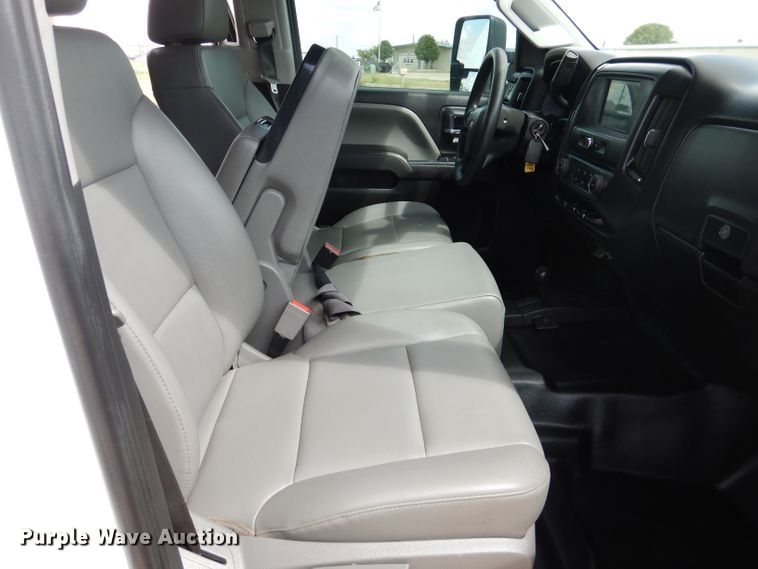 image for item HC9037 2017 Chevrolet Silverado 3500HD  Crew Cab pickup truck