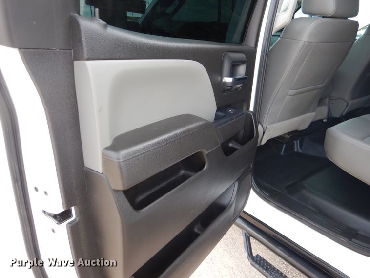 image for item HC9037 2017 Chevrolet Silverado 3500HD  Crew Cab pickup truck