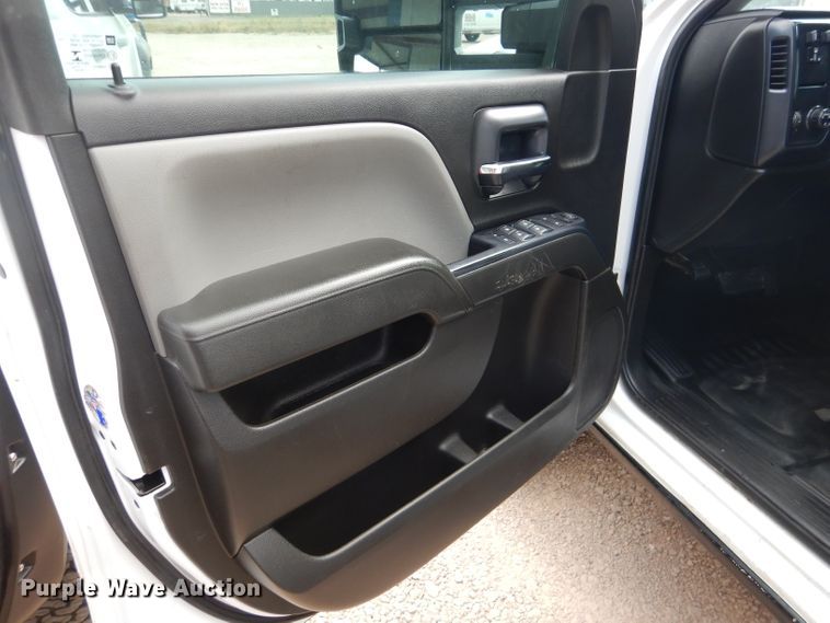 image for item HC9038 2018 Chevrolet Silverado 3500HD  Crew Cab pickup truck