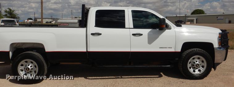 image for item HC9040 2018 Chevrolet Silverado 3500HD  Crew Cab pickup truck