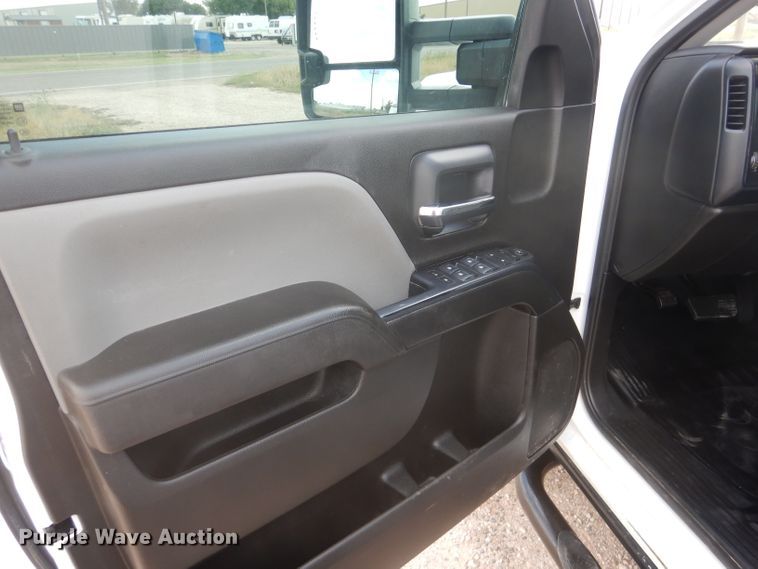 image for item HC9040 2018 Chevrolet Silverado 3500HD  Crew Cab pickup truck