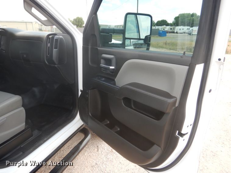 image for item HC9040 2018 Chevrolet Silverado 3500HD  Crew Cab pickup truck