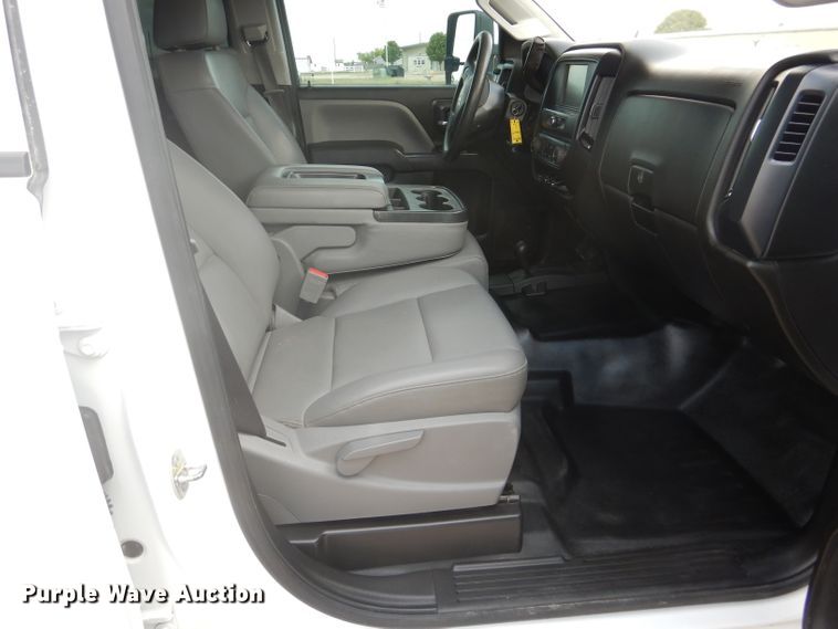 image for item HC9040 2018 Chevrolet Silverado 3500HD  Crew Cab pickup truck