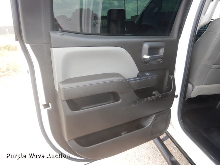 image for item HC9040 2018 Chevrolet Silverado 3500HD  Crew Cab pickup truck