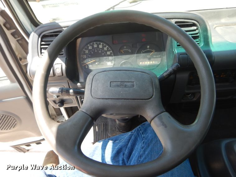 image for item HM9517 2003 GMC W4500  box truck