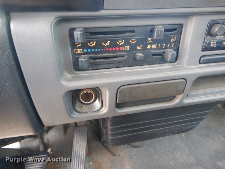 image for item HM9517 2003 GMC W4500  box truck