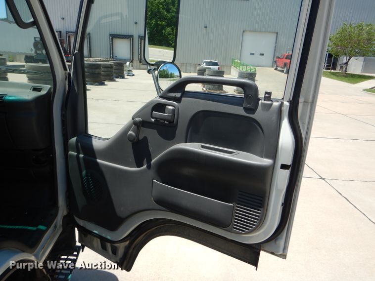 image for item HM9517 2003 GMC W4500  box truck