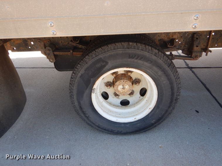 image for item HM9517 2003 GMC W4500  box truck