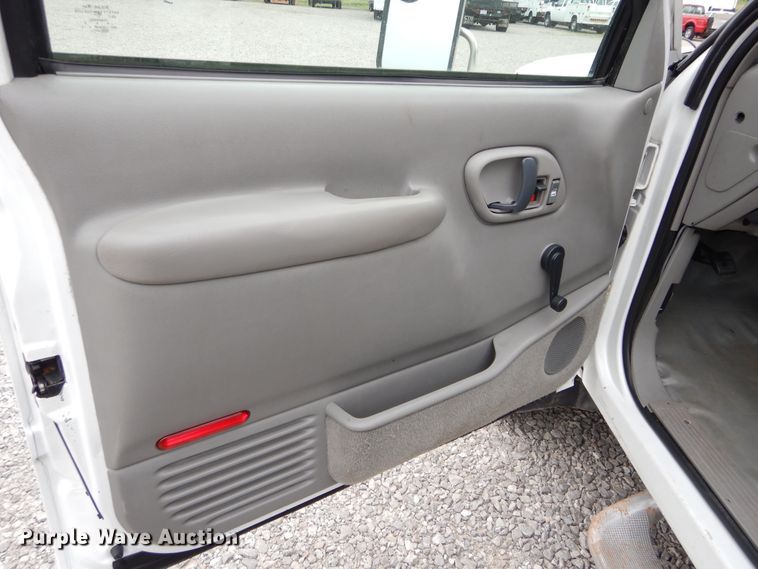 image for item HS9568 2001 GMC Sierra 3500HD  bucket truck