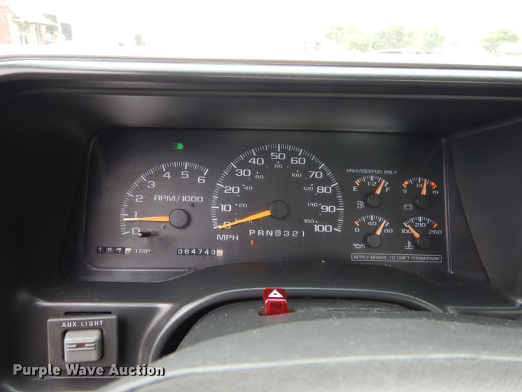 image for item HS9568 2001 GMC Sierra 3500HD  bucket truck