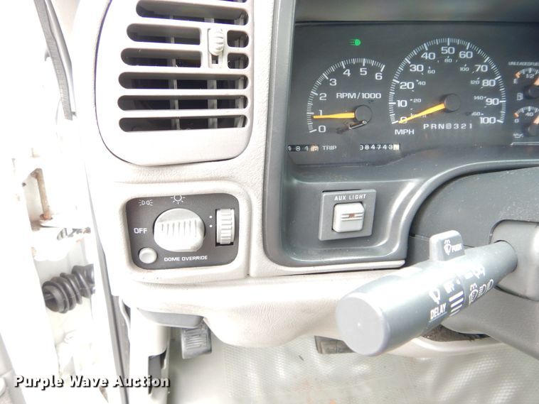 image for item HS9568 2001 GMC Sierra 3500HD  bucket truck