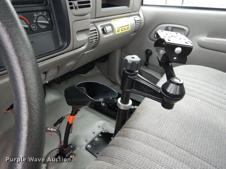 image for item HS9568 2001 GMC Sierra 3500HD  bucket truck