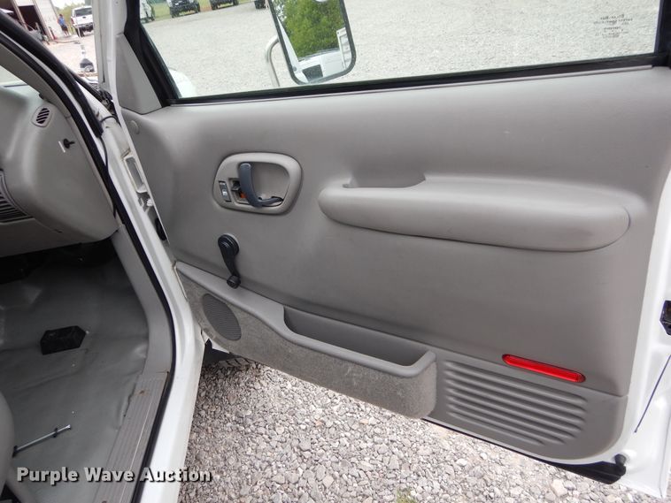 image for item HS9568 2001 GMC Sierra 3500HD  bucket truck