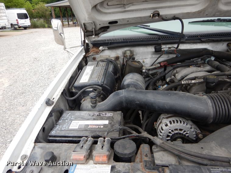 image for item HS9568 2001 GMC Sierra 3500HD  bucket truck