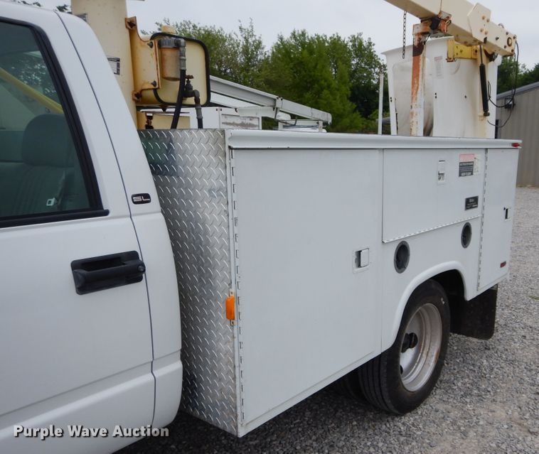 image for item HS9568 2001 GMC Sierra 3500HD  bucket truck
