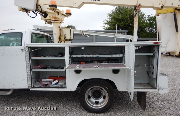 image for item HS9568 2001 GMC Sierra 3500HD  bucket truck