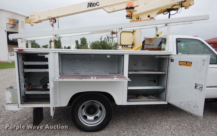 image for item HS9568 2001 GMC Sierra 3500HD  bucket truck