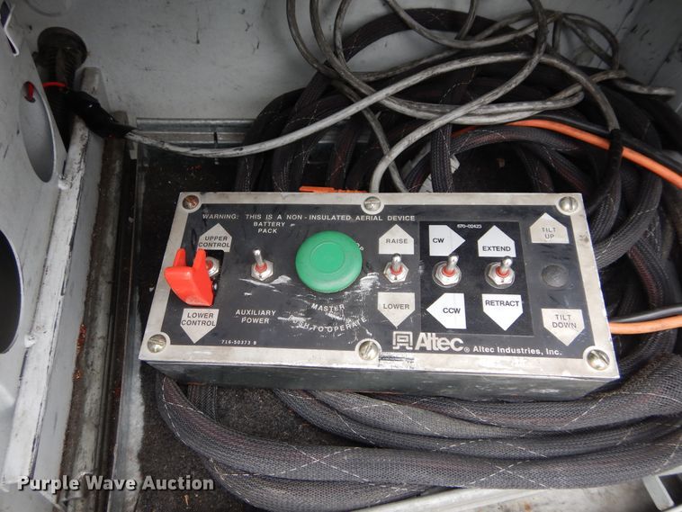 image for item HS9568 2001 GMC Sierra 3500HD  bucket truck