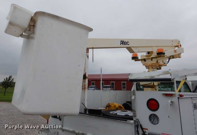 image for item HS9568 2001 GMC Sierra 3500HD  bucket truck