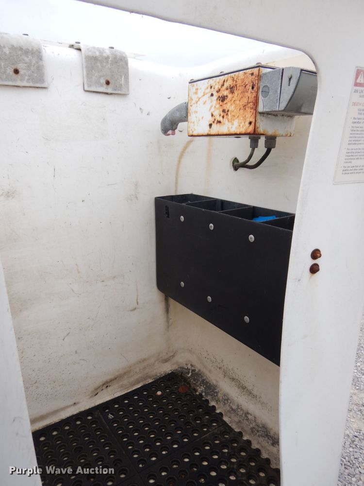 image for item HS9568 2001 GMC Sierra 3500HD  bucket truck