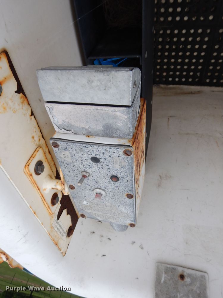 image for item HS9568 2001 GMC Sierra 3500HD  bucket truck