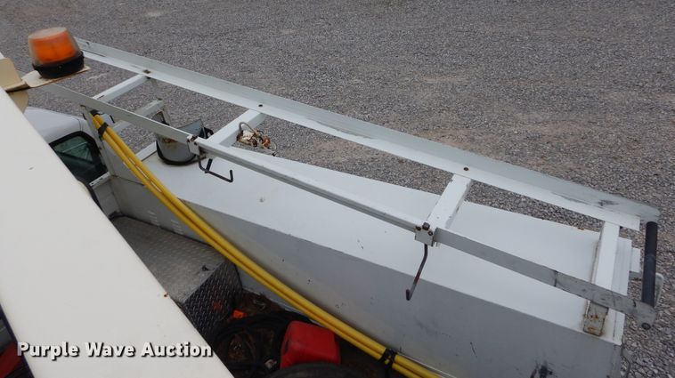 image for item HS9568 2001 GMC Sierra 3500HD  bucket truck