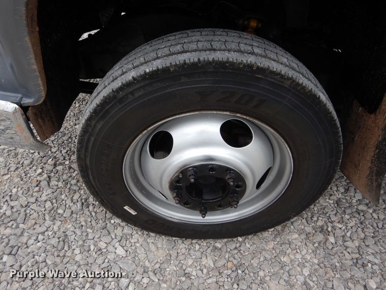 image for item HS9568 2001 GMC Sierra 3500HD  bucket truck