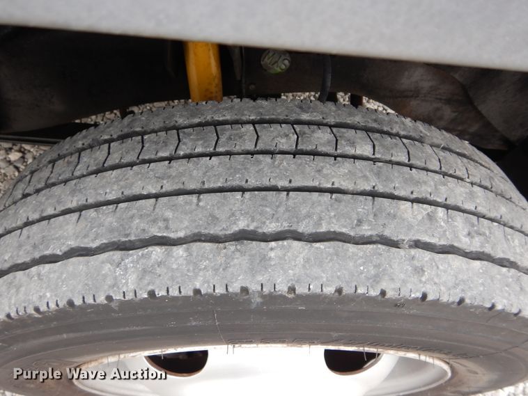 image for item HS9568 2001 GMC Sierra 3500HD  bucket truck