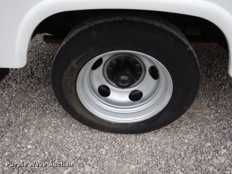 image for item HS9568 2001 GMC Sierra 3500HD  bucket truck