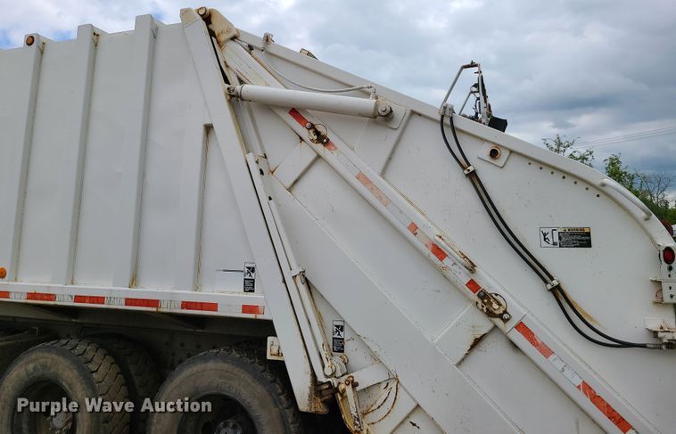 image for item K5855 2002 Crane Carrier  refuse truck