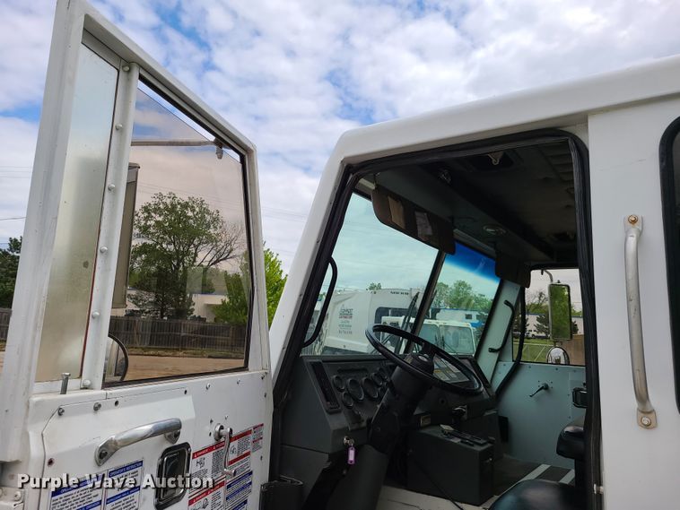 image for item K5856 2005 Crane Carrier  refuse truck